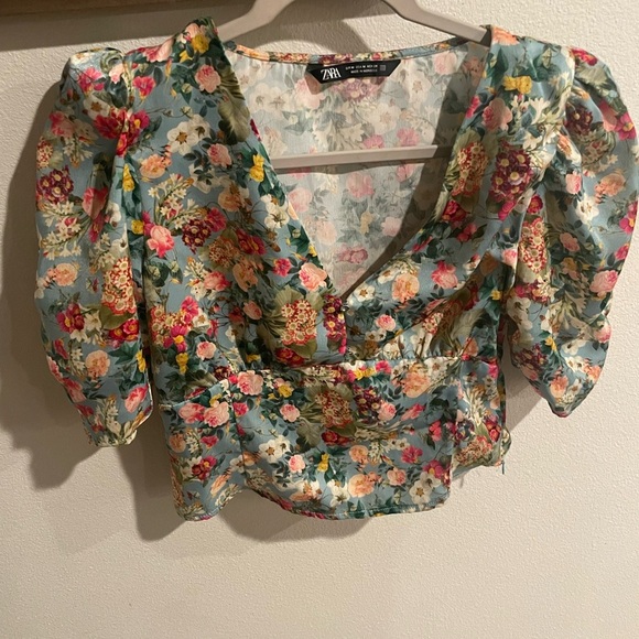 Zara Printed Floral Satin Blouse W/ Puff Sleeves Size Medium - Picture 2 of 6